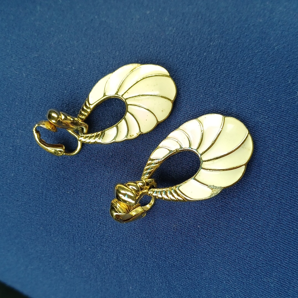 TRIFARI Enamel clip on Earrings Vinrage